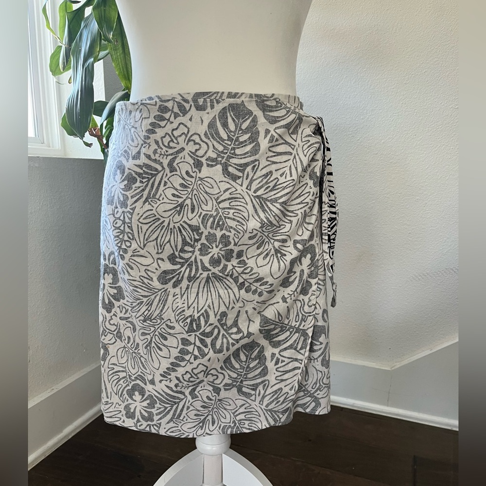 Marine Layer Size M Monaco Wrap Skirt in Black and White Floral Print - Picture 4 of 6